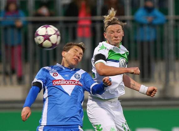 WOLFSBURG Wolfsburg vs Brescia, CL Frauen Wolfsburg, Deutschland. 23.03.2016, FUßBALL - VfL Wolfsburg vs ACF Brescia Femminile, viertelfinal, UEFA Frauen Champions League, Saison 2015 16. Bild zeigt: Elena Minari (Brescia) , Alexandra Popp (VfL Wolfsburg)