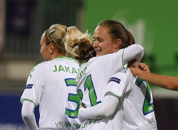 WOLFSBURG Wolfsburg vs Brescia, CL Frauen Wolfsburg, Deutschland. 23.03.2016, FUßBALL - VfL Wolfsburg vs ACF Brescia Femminile, viertelfinal, UEFA Frauen Champions League, Saison 2015 16. Bild zeigt: Caroline Hansen (VfL Wolfsburg) jubelt mit der Mannschaft nach ihrem Tor zum 3:0