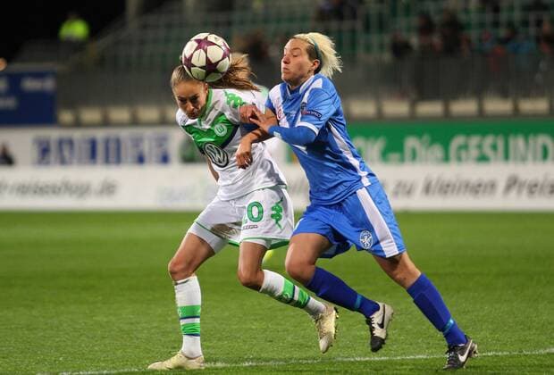 WOLFSBURG Wolfsburg vs Brescia, CL Frauen Wolfsburg, Deutschland. 23.03.2016, FUßBALL - VfL Wolfsburg vs ACF Brescia Femminile, viertelfinal, UEFA Frauen Champions League, Saison 2015 16. Bild zeigt: Tesse Wullaert (VfL Wolfsburg), Roberta D Adda (Brescia)