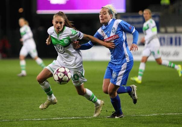 WOLFSBURG Wolfsburg vs Brescia, CL Frauen Wolfsburg, Deutschland. 23.03.2016, FUßBALL - VfL Wolfsburg vs ACF Brescia Femminile, viertelfinal, UEFA Frauen Champions League, Saison 2015 16. Bild zeigt: Tesse Wullaert (VfL Wolfsburg), Roberta D Adda (Brescia)