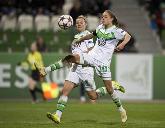 Strafraumaktion: Tessa WULLAERT am Ball und Alexandra POPP (beideVfL) Fussball Frauen international: UEFA Championsleague Saison 2015 2016, Viertelfinale Hinspiel: VfL Wolfsburg - ACF Brescia Femminile im AOK Stadion in Wolfsburg, Deutschland am 23.03.2016,