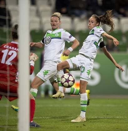 Strafraumaktion: Tessa WULLAERT am Ball und Alexandra POPP (beideVfL) gegen Torhueterin Camelia CEASAR (Brescia) Fussball Frauen international: UEFA Championsleague Saison 2015 2016, Viertelfinale Hinspiel: VfL Wolfsburg - ACF Brescia Femminile im AOK Stadion in Wolfsburg, Deutschland am 23.03.2016,