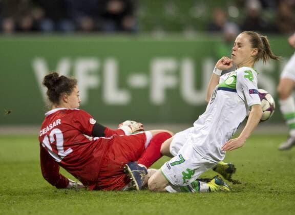 Ewa PAJOR (VfL) im Zweikampf mit Torhueterin Camelia CEASAR (li Brescia) Fussball Frauen international: UEFA Championsleague Saison 2015 2016, Viertelfinale Hinspiel: VfL Wolfsburg - ACF Brescia Femminile im AOK Stadion in Wolfsburg, Deutschland am 23.03.2016,