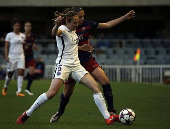 FC Barcelona Barca s Alexia Putellas (R) and Paris Saint Germain s Sabrina Delannoy fight for the ball during a Champions League quarter final first leg match held at Mini Estadi stadium in Barcelona, Catalonia, Spain, 23 March 2016. FC BARCELONA VS PARIS SAINT GERMAIN !ACHTUNG: NUR REDAKTIONELLE NUTZUNG!  BAR002 20160323-635943597927432508
