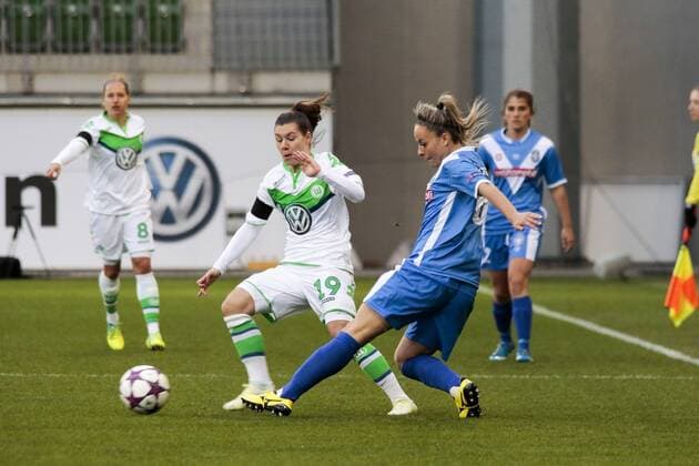 Fußball, UWCL, VfL Wolfsburg - Brescia CF; v.l. Ramona Bachmann (Wolfsburg, 19) gegen Martina Rosucci (Brescia, 6) Zweikampf, Duell, duell, tackle, Tackling, Aktion, action. xtgx