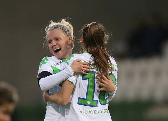 Bilder des Tages SPORT Tessa Wullaert (VfL Wolfsburg) 1-0, Torjubel, Julia Simic (VfL Wolfsburg) freut sich mit ihr