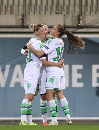 Torjubel nach dem 3-0 durch 26 Caroline Graham Hansen (VfL Wolfsburg), die anderen Torschützinnen freuen sich mit ihr, Alexandra Popp (VfL Wolfsburg) und Tessa Wullaert (VfL Wolfsburg)