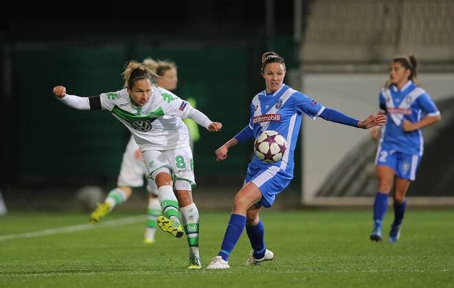 Babett Peter (VfL Wolfsburg) am ball
