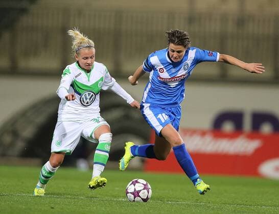 Julia Simic (VfL Wolfsburg) im Duell mit Chiara Eusebio (ACF Brescia)