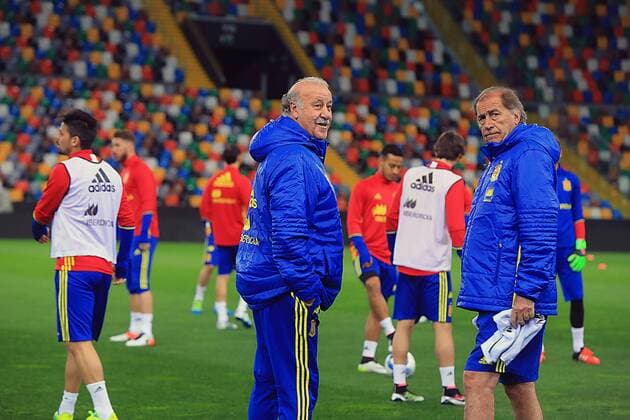 Fußball, Training Nationalteam Spanien in Udine CORRECTS IDENTIFICATION MISSING Spanish national soccer team coach Vicente del Bosque (L) and assistant Toni Grande participate in a training session at the Friuli stadium in Udine, Itlay, 23 March 2016, where theam will face Italy tomorrow during a firendly match. SPANISH NATIONAL SOCCER TEAM TRAINING SESSION !ACHTUNG: NUR REDAKTIONELLE NUTZUNG!  UDI009 20160323-635943630224183911