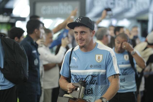 Uruguayan player Cristian Rodriguez is seen at Montevideo airport, Uruguay, 23 March 2016. The national team Nationalteam heads to Recife in order to face Brazil for a Russia 2018 World Cup qualifying match Friday 25 March. EFE Javier Roibas Veiga URUGUAYAN NATIONAL SOCCER TEAM TRAVELS TO BRAZIL FOR RUSSIA 2018 QUALIFYING MATCH !ACHTUNG: NUR REDAKTIONELLE NUTZUNG!  MON003 20160323-635943640100366562