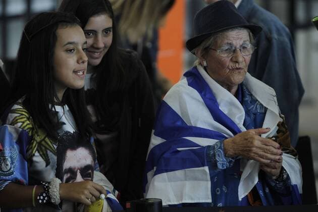 Supporters awaits the players of the Uruguayan national soccer team at Montevideo airport, Uruguay, 23 March 2016. The national team Nationalteam heads to Recife in order to face Brazil for a Russia 2018 World Cup qualifying match Friday 25 March. EFE Javier Roibas Veiga URUGUAYAN NATIONAL SOCCER TEAM TRAVELS TO BRAZIL FOR RUSSIA 2018 QUALIFYING MATCH !ACHTUNG: NUR REDAKTIONELLE NUTZUNG!  MON004 20160323-635943640117526452