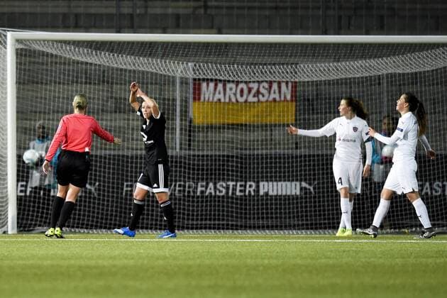 Fußball, Damen, Champions League, FC Rosengard - 1. FFC Frankfurt 160323 Referee Cristina Dorcioman gibt einen Handelfmeter FC Rosengard vs 1. FFC Frankfurt in Malmö  Copyright: PETTERxARVIDSON BB160323PA020