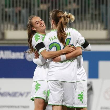 Fußball, UWCL, VfL Wolfsburg - Brescia CF; Tessa Wullaert (Wolfsburg, 10) und Caroline Graham Hansen (Wolfsburg, 26) Jubel, Torjubel, Freude, Emotion, Torerfolg, Aktion, action, goal, goal celebration, celebrates. xtgx