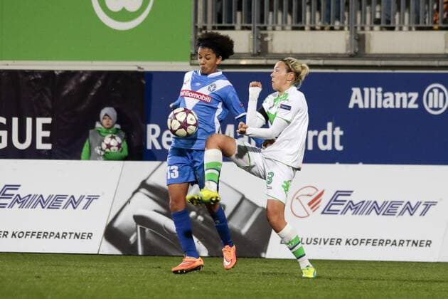 Fußball, UWCL, VfL Wolfsburg - Brescia CF; v.l. Sara Gama (Brescia, 13), Zsanett Jakabfi (Wolfsburg, 3) Zweikampf, Duell, duell, tackle, Tackling, Aktion, action. xtgx