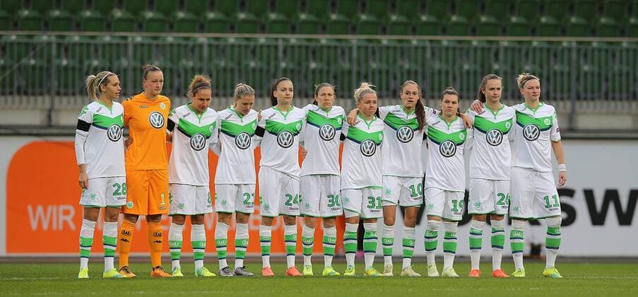Schweigeminute für die terroropfer in Brüssel, hier das team der Wolfsburgerinnen, v.l. Lena Goessling (VfL Wolfsburg), Almuth Schult (VfL Wolfsburg), Babett Peter (VfL Wolfsburg), Lara Dickenmann (VfL Wolfsburg), Joelle Wedemeyer (VfL Wolfsburg), Elise Bussaglia (VfL Wolfsburg), Julia Simic (VfL Wolfsburg), Tessa Wullaert (VfL Wolfsburg), Ramona Bachmann (VfL Wolfsburg), Caroline Graham Hansen (VfL Wolfsburg), Alexandra Popp (VfL Wolfsburg)