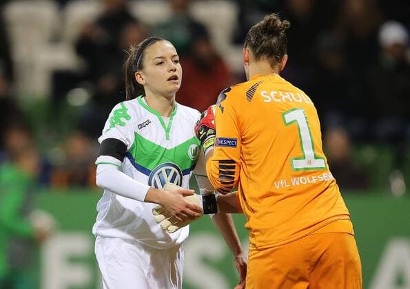 Joelle Wedemeyer (VfL Wolfsburg) klatscht mit Almuth Schult (VfL Wolfsburg) ab, v.l.