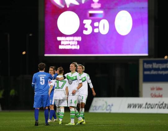 WOLFSBURG Wolfsburg vs Brescia, CL Frauen Wolfsburg, Deutschland. 23.03.2016, FUßBALL - VfL Wolfsburg vs ACF Brescia Femminile, viertelfinal, UEFA Frauen Champions League, Saison 2015 16. Bild zeigt: Schlussjubel