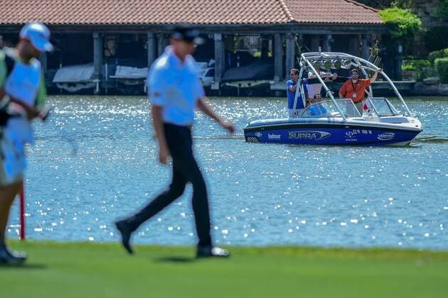 World Golf Championship in Austin 23 MAR 2016: Avid golf fans watch Jimmy Walker and his caddy approach the 12th green from their boat during the World Golf Championships - Dell Match Play Round 1 at the Austin Country Club Austin, Texas. (Photo by Ken Murray Icon Sportswire) GOLF: MAR 23 PGA Golf Herren - World Golf Championships-Dell Match Play - Round 1 Icon1603231043 EDITORIAL USE ONLY