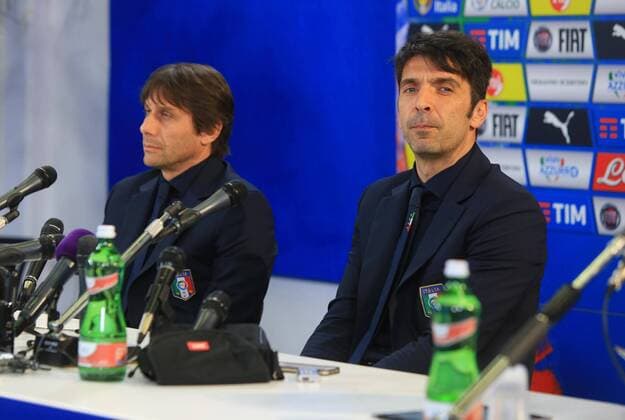 Fußball, PK Nationalteam Italien in Udine Italian national soccer team goalkeeper and captain Gianluigi Buffon (R) and coach Antonio Conte deliver a presser at the Friuli stadium in Udine, Itlay, 23 March 2016, where theam will face Spain tomorrow during a firendly match. ITALY NATIONAL SOCCER TEAM PRESSER !ACHTUNG: NUR REDAKTIONELLE NUTZUNG!  UDI014 20160324-635943765105922579