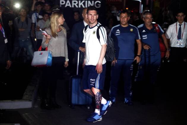 Fußball, WM-Quali, Ankunft Nationalteam Argentinien in Chile Argentina national soccer team player Lionel Messi arrives in Santiago, Chile, 23 March 2016, prior to tomorrow s Russia 2018 World Cup qualifying match before Chile. ARRIVAL OF THE ARGENTINIAN NATIONAL SOCCER TEAM IN CHILE !ACHTUNG: NUR REDAKTIONELLE NUTZUNG!  CHI001 20160324-635943781892168503