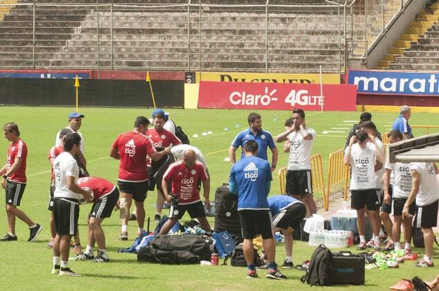 Fußball, Training Nationalteam Paraguay Paraguayan national soccer team players participate in a training session at Barcelona stadium in Guayaquil, Ecuador, 23 March 2016, prior to the Russia 2018 World Cup qualifying match before Ecuador. EFE Jaime Echeverria PARAGUAY NATIONAL SOCCER TEAM TRAINING SESSION !ACHTUNG: NUR REDAKTIONELLE NUTZUNG!  QUI002 20160324-635943790194137500