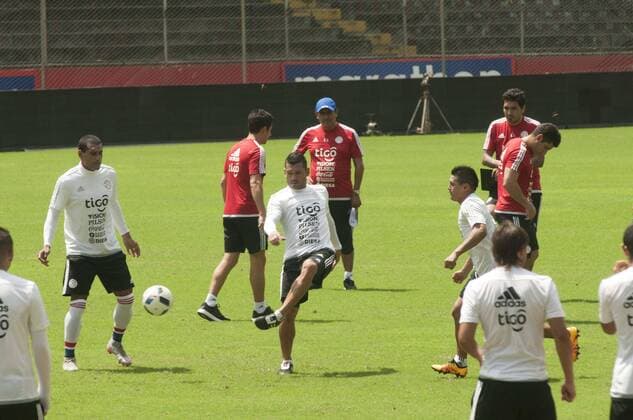 Fußball, Training Nationalteam Paraguay CORRECTS RIVAL TEAM Paraguayan national soccer team players participate in a training session at Barcelona stadium in Guayaquil, Ecuador, 23 March 2016, prior to the Russia 2018 World Cup qualifying match before Ecuador. EFE Jaime Echeverria PARAGUAY NATIONAL SOCCER TEAM TRAINING SESSION !ACHTUNG: NUR REDAKTIONELLE NUTZUNG!  QUI001 20160324-635943790862597500