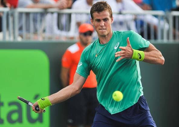 Canadian tennis player Vasek Pospisil returns the ball to Argentinian Diego Schwartzman during a Miami Tennis Open match held at Cayo Vizcaino, Miami, FL, United States, 23 March 2016. DIEGO SCHWARTZMAN VS. VASEK POPSIL !ACHTUNG: NUR REDAKTIONELLE NUTZUNG!  MIA018 20160324-635943795496421500