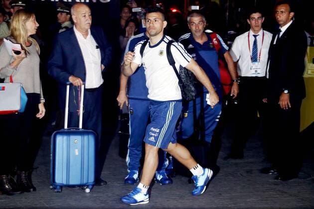 Fußball, WM-Quali, Ankunft Nationalteam Argentinien in Chile Argentina national soccer team player Sergio Aguero arrives in Santiago, Chile, 23 March 2016, prior to tomorrow s Russia 2018 World Cup qualifying match before Chile. ARRIVAL OF THE ARGENTINIAN NATIONAL SOCCER TEAM IN CHILE !ACHTUNG: NUR REDAKTIONELLE NUTZUNG!  CHI002 20160324-635943796851749500