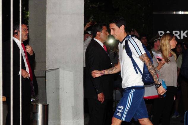 Fußball, WM-Quali, Ankunft Nationalteam Argentinien in Chile (160324) -- SANTIAGO, March 23, 2016 -- Angel Di Maria (R) of Argentina s national team Nationalteam arrives at the Radisson Hotel in Santiago, capital of Chile, on March 23, 2016. Argentina will compete with Chile in the qualifying match for the 2018 Russia World Cup finals. ) (SP)CHILE-SANTIAGO-FIFA-WORLD CUP 2018-ARGENTINA-ARRIVAL TELAM 