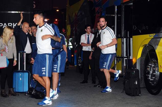 Fußball, WM-Quali, Ankunft Nationalteam Argentinien in Chile (160324) -- SANTIAGO, March 23, 2016 -- Leonel Vangioni (L) and Gonzalo Higuain of Argentina s national team Nationalteam arrive at the Radisson Hotel in Santiago, capital of Chile, on March 23, 2016. Argentina will compete with Chile in the qualifying match for the 2018 Russia World Cup finals. ) (SP)CHILE-SANTIAGO-FIFA-WORLD CUP 2018-ARGENTINA-ARRIVAL TELAM 