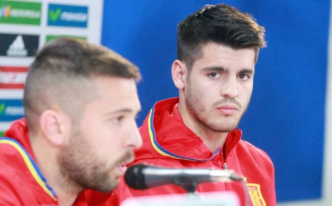 Fußball, PK Nationalteam Spanien Italy : press conference PK Pressekonferenz and training session of Italy versus Spain friendly match Spain s forward Alvaro Morata (R) looks during the press conference before the Italy and Spain friendly match.  AndreaxSpinelli