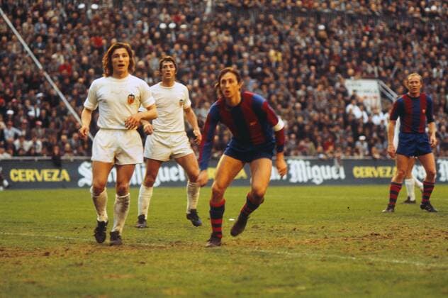 Football - Valencia v Barcelona Spanish League 01 03 1977 Johan Cruyff - Barcelona ( right ) 