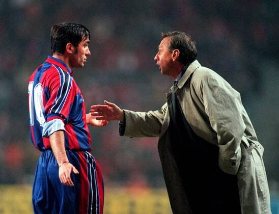 FOOTBALL - JOHAN CRUYFF (BARCELONA COACH) GIVES INSTRUCTIONS TO GHEORGHE HAGI. PSV EINDHOVEN 2 BARCELONA 3, UEFA CUP 1 4 FINAL 2ND LEG, 19 3 1996. 