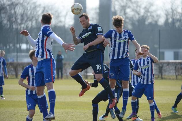 Fussball, Herren, Saison 2015 16, 1. Bundesliga, Trainingspiel, Hertha BSC (Profis) - Hertha BSC (U23), Julian Schieber (No. 16, Hertha BSC) beim Kopfball,, 21.03.2016,