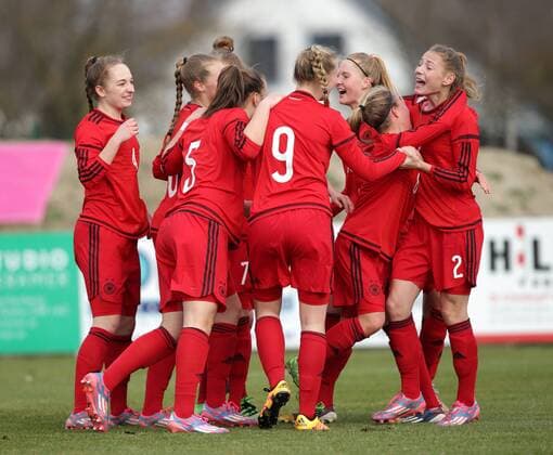 Bilder des Tages - SPORT SOCCER - UEFA U17 U 17 EURO quali women, AUT vs GER ROHRENDORF,AUSTRIA,24.MAR.16 - WOMEN SOCCER - UEFA Women s Under-17 championship, qualification, Elite round, OEFB international match Länderspiel Austria vs Germany. Image shows the rejoicing of Sarai Linder (GER) and her Team. GEPAxpictures xWalterxLuger