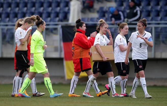 SOCCER - UEFA U17 U 17 EURO quali women, AUT vs GER ROHRENDORF,AUSTRIA,24.MAR.16 - WOMEN SOCCER - UEFA Women s Under-17 championship, qualification, Elite round, OEFB international match Länderspiel Austria vs Germany. Image shows the disappointment of the team of Austria. GEPAxpictures xWalterxLuger