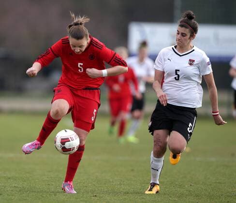 SOCCER - UEFA U17 U 17 Nationalteam EURO quali women, AUT vs GER ROHRENDORF,AUSTRIA,24.MAR.16 - WOMEN SOCCER - UEFA Women s Under-17 championship, qualification, Elite round, OEFB international match Nationalmannschaft-Länderspiel Austria vs Germany. Image shows Tanja Pawollek(GER) and Evelyn Kurz (AUT). GEPAxpictures xWalterxLuger