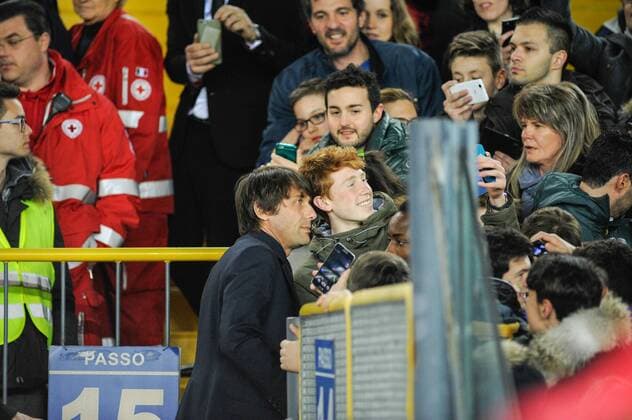 24.03.2016. Stadio Friuli, Udine, Italy. International Football friendly (Nationalmannschaft) Italy versus Spain. Antonio Conte chats with the fans xActivaFotox  ActionPlus11721787