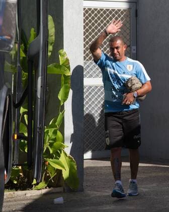 Fußball, Nationalmannschaft Uruguay auf dem Weg zum Mannschaftsbus Embark Selection of Uruguay RECIFE, PE - 03 24 2016: - xxxxxxxxxxxxxx embark on buses to go to Ilha do Retiro stadium for training before the match against the Brazilian selection. (Photo: Marcelo Machado de Melo FotoArena)  MarceloxMachadoxdexMelo
