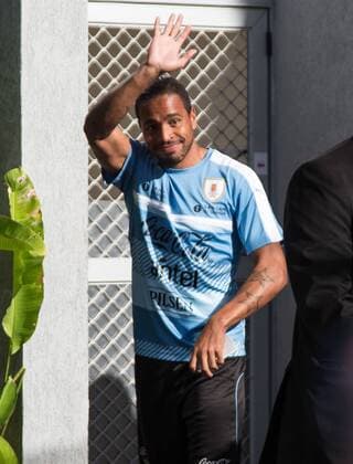 Fußball, Nationalmannschaft Uruguay auf dem Weg zum Mannschaftsbus Embark Selection of Uruguay RECIFE, PE - 24 03 2016: -Alvaro Pereira nods to fans around the coach of the Uruguayan national team Nationalteam the Marriott before training at the Ilha do Retiro Stadium. The Uruguay tomorrow face the Brazilian team in a match valid for the playoffs World Cup 2018 Russia. (Photo: Marcelo Machado de Melo FotoArena)  MarceloxMachadoxdexMelo