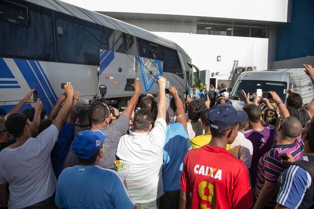 Fußball, Nationalmannschaft Uruguay auf dem Weg zum Mannschaftsbus Embark Selection of Uruguay RECIFE, PE - 24 03 2016: - Fans Uruguayans and Brazilians accompany boarding the Uruguayan team in coach for training before the match against the Brazilian team played tomorrow the playoffs World Cup 2018 Russia. (Photo: Marcelo Machado de Melo FotoArena)  MarceloxMachadoxdexMelo
