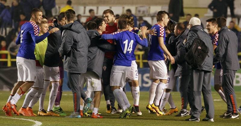 Bilder des Tages - SPORT Croatian Sub 21 national team Nationalteam players celebrate their victory before Spain during a Eurocup 2017 Group 6 qualifying match held at El Plantio stadium in Burgos, Castilla y Leon, Spain, 24 March 2016. SPAIN VS CROATIA !ACHTUNG: NUR REDAKTIONELLE NUTZUNG!  BUR002 20160324-635944490721331546