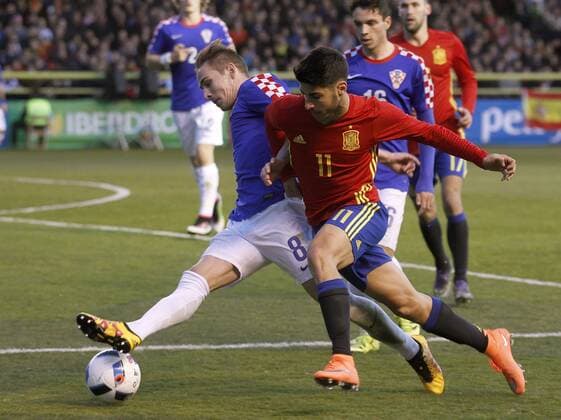Spanish Sub 21 national team Nationalteam midfielder Marco Asensio (R) and Croatian midfielder Marko Rog fight for the ball during a Eurocup 2017 Group 6 qualifying match held at El Plantio stadium in Burgos, Castilla y Leon, Spain, 24 March 2016. SPAIN VS CROATIA !ACHTUNG: NUR REDAKTIONELLE NUTZUNG!  BUR004 20160324-635944491383083546