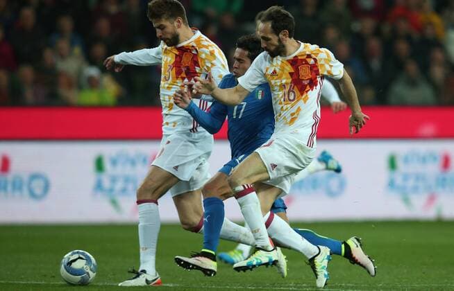SOCCER - ITA vs ESP, test match UDINE,ITALY,24.MAR.16 - SOCCER - international match Nationalmannschaft-Länderspiel Italy vs Spain, friendly (Nationalmannschaft) match. Image shows Gerard Pique Bernabeu (ESP), Citadin Martins Eder (ITA) and Torres Belen Juanfran (ESP). GEPAxpictures xAndreasxPranter