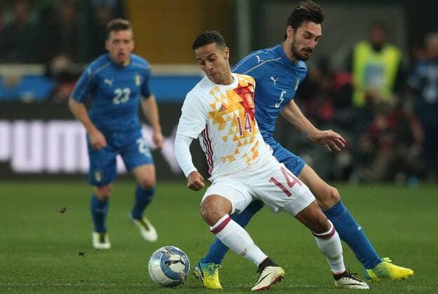 SOCCER - ITA vs ESP, test match UDINE,ITALY,24.MAR.16 - SOCCER - international match Nationalmannschaft-Länderspiel Italy vs Spain, friendly (Nationalmannschaft) match. Image shows Thiago Alcantara (ESP) and Davide Astori (ITA). GEPAxpictures xAndreasxPranter