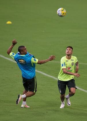 Treino da Selecao Brasileira de Futebol RECIFE, PE - 24 03 2016: TRAINING SOCCER BRAZILIAN SELECTION - Neymar Jr& 39at in Dou Douglas Costa during training of the Brazilian soccer team in the Arena Pernambuco to nhecimendo ldo lawn one day before the match against Uruguay for the World Cup qualifiers the world Russia 2018. (Photo: Marcelo Machado de Melo FotoArena)  MarceloxMachadoxdexMelo