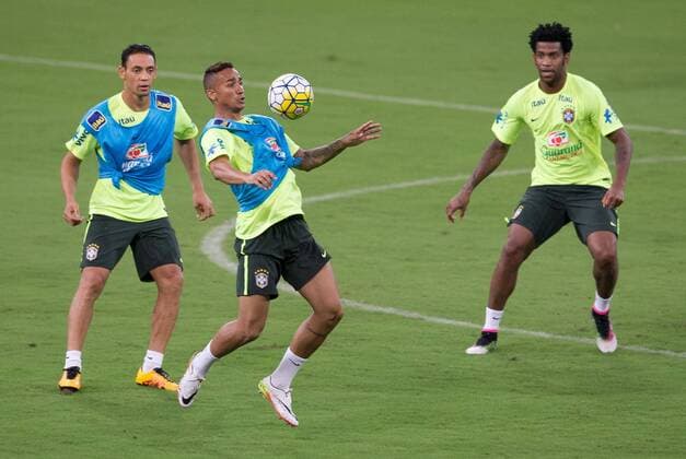 Treino da Selecao Brasileira de Futebol RECIFE, PE - 03 24 2016: TRAINING SOCCER BRAZILIAN SELECTION - Danilo (center) during training of the Brazilian soccer team in the Arena Pernambuco to reconhecimendo lawn one day before the match against Uruguay in qualifying World Cup 2018 Russia . (Photo: Marcelo Machado de Melo FotoArena)  MarceloxMachadoxdexMelo