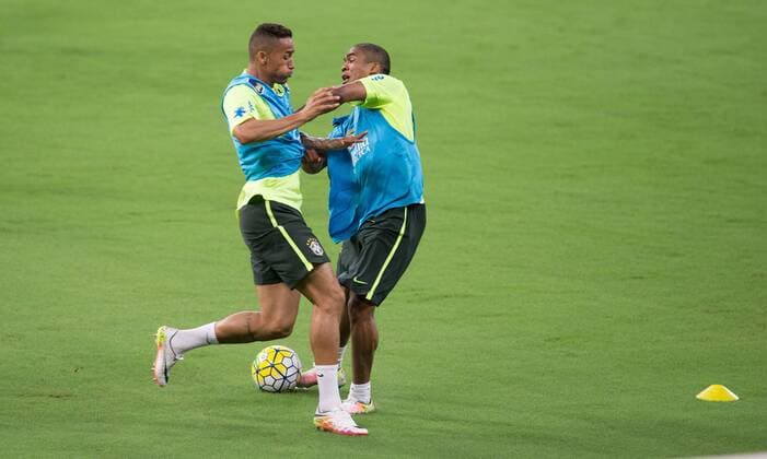 Treino da Selecao Brasileira de Futebol RECIFE, PE - 03 24 2016: TRAINING SOCCER BRAZILIAN SELECTION - Douglas Costa collides with Danilo during training of the Brazilian soccer team in the Arena Pernambuco to reconhecimendo lawn one day before the match against Uruguay in qualifying World Cup 2018 Russia. (Photo: Marcelo Machado de Melo FotoArena)  MarceloxMachadoxdexMelo