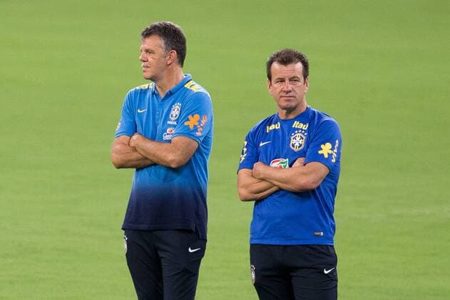 Treino da Selecao Brasileira de Futebol RECIFE, PE - 03 24 2016: TRAINING SOCCER BRAZILIAN SELECTION - Gilmar Mendes and Carlos Dunga during training of the Brazilian soccer team in the Arena Pernambuco to reconhecimendo lawn one day before the match against Uruguay in qualifying World Cup 2018 Russia . (Photo: Marcelo Machado de Melo FotoArena)  MarceloxMachadoxdexMelo